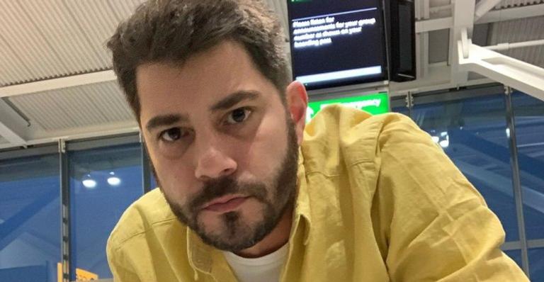Evaristo Costa compartilha notícia sobre recontratação e fã diz: ”Bom filho sempre volta à casa”