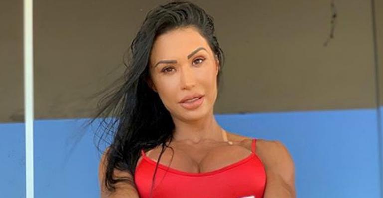 Gracyanne Barbosa posa fazendo topless na piscina e detalhe impressiona: ”Apreciando a paisagem”