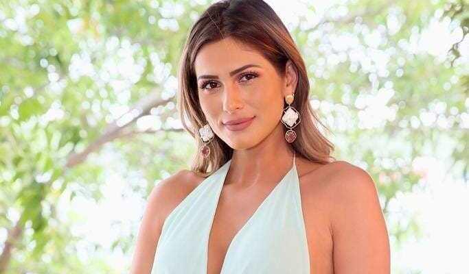 Lívia Andrade apalpa bumbum de Anitta em casamento de Carlinhos Maia