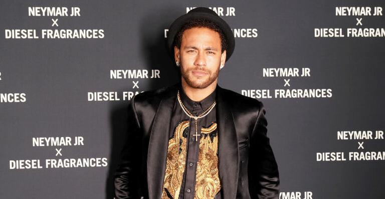 Neymar Jr. rouba a cena com look inusitado em evento