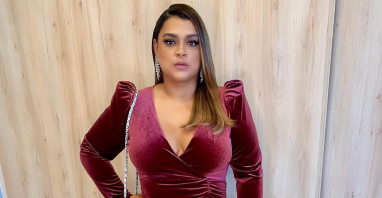 Com um look preto nada básico, Preta Gil surge com decotão e mostra quase tudo
