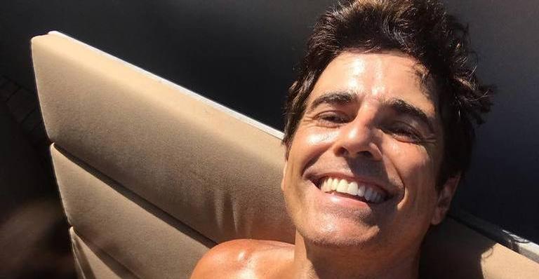 Reynaldo Gianecchini é flagrado de sunga saindo da praia