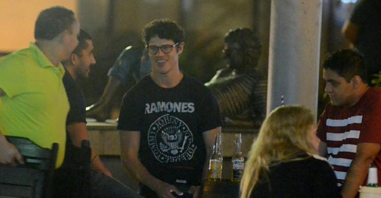 Solteiro, José Loreto curte noitada ao lado de amigos no Rio de Janeiro