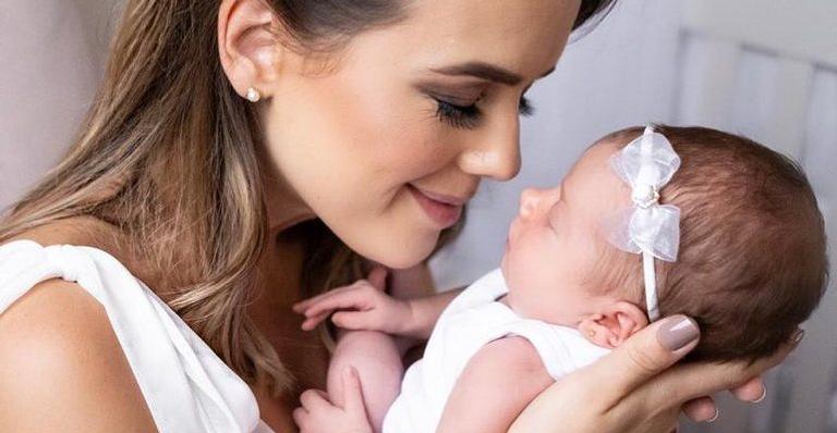 Filha de Thaeme Mariôto usa look especial para comemorar um mês de vida