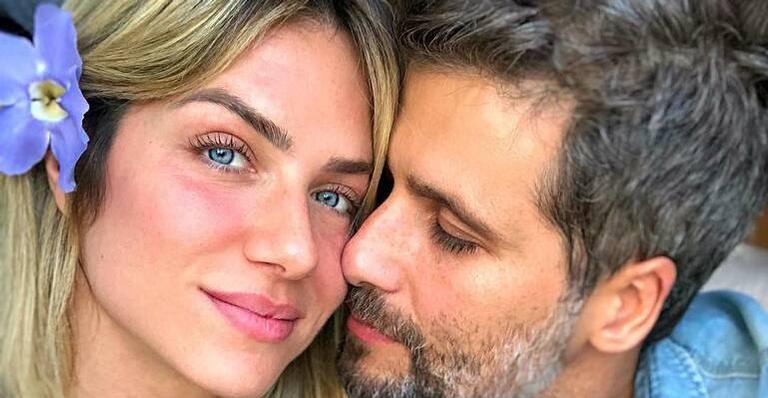 Nada ciumento, Bruno Gagliasso compartilha foto do bumbum de Giovanna Ewbank