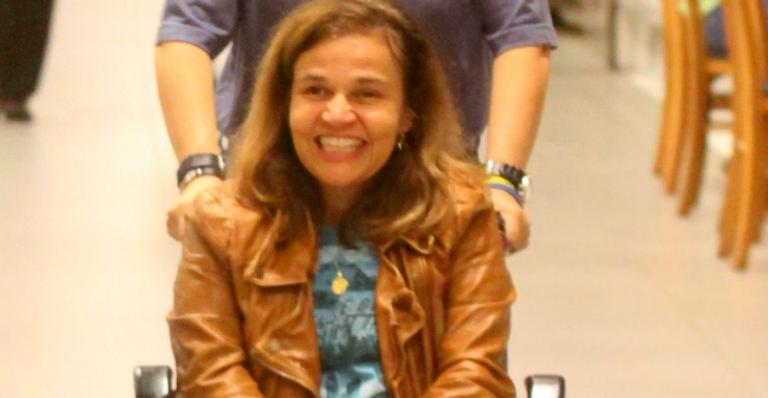 De cadeira de rodas, Cláudia Rodrigues faz rara aparição em shopping no Rio de Janeiro