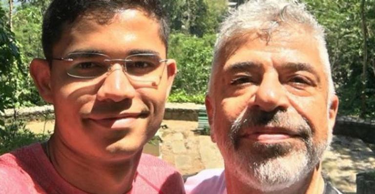 Com foto romântica, Lulu Santos dedica novo disco para Clébson Teixeira: ”Ato mais político”