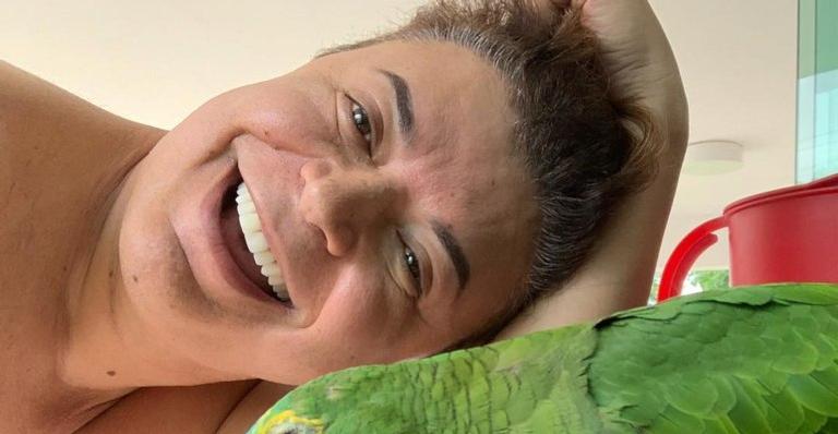 David Brazil surge em clique beijando Kevinho e fãs alfinetam: ”O beijo que o Carlinhos não deu”