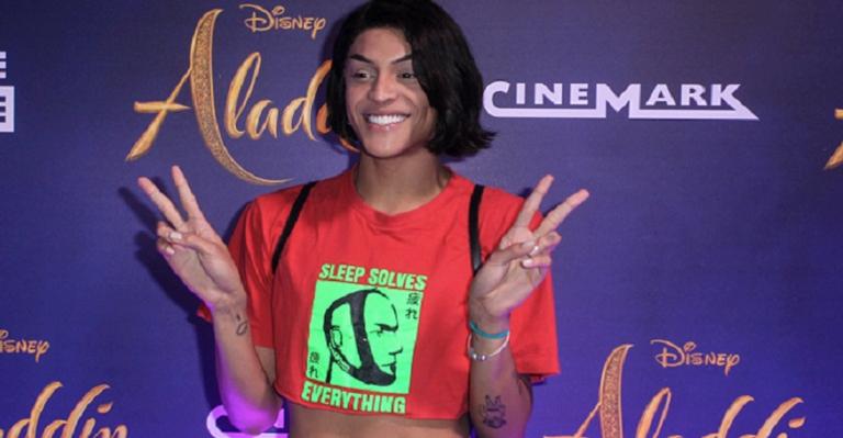 De shorts jeans curto, Pabllo Vittar marca presença na pré-estreia de ‘Aladdin’ em São Paulo