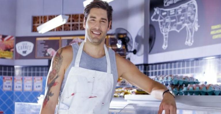 Galã do SBT surpreende ao trocar alianças no reality ”Fábrica de Casamentos”