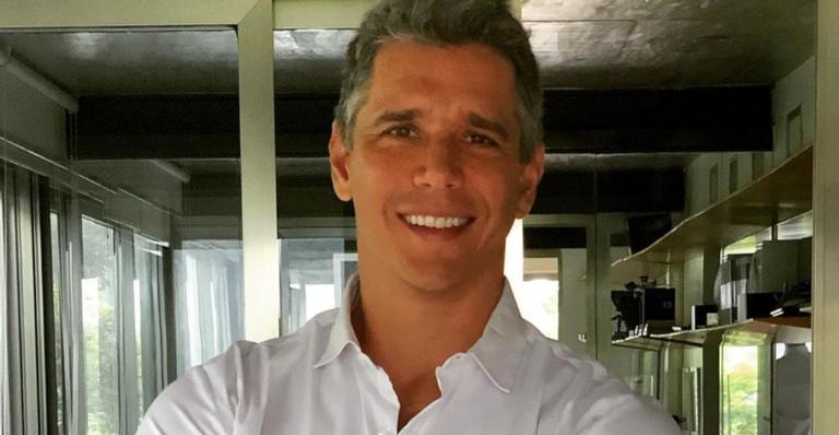 Apresentador Márcio Garcia exibe clique em praia e tamanho do pé chama atenção