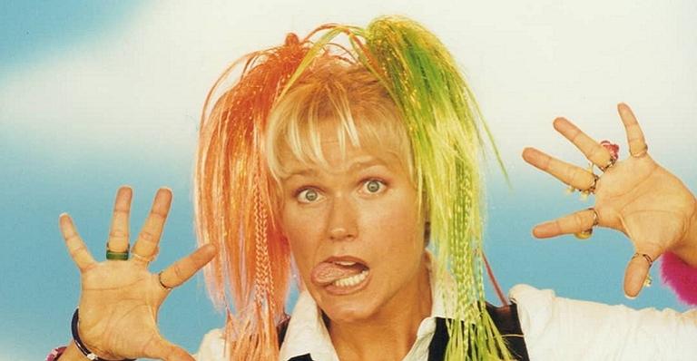 Xuxa Meneghel causa alvoroço entre os fãs ao relembrar turnê com look ousado