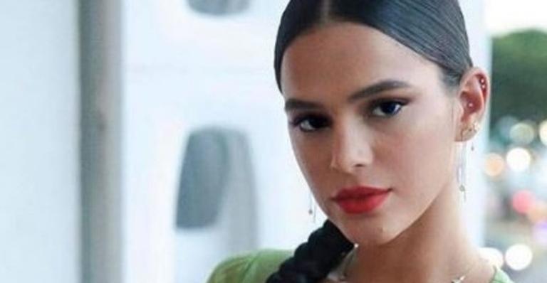 Deslumbrante, Bruna Marquezine aposta em bolsa exótica avaliada em quase R$3 mil para evento