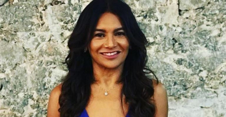 Aos 49 anos, Dira Paes rouba a cena ao ser flagrada de biquíni