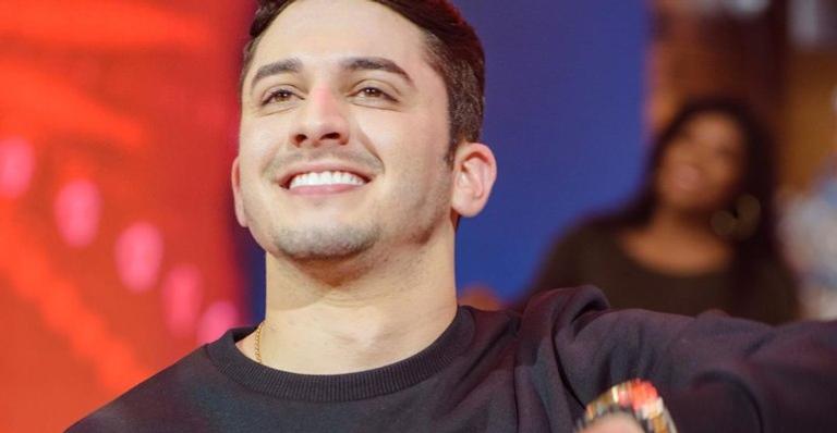 Jonas Esticado lança música com Matheus e Kauan e web vai à loucura