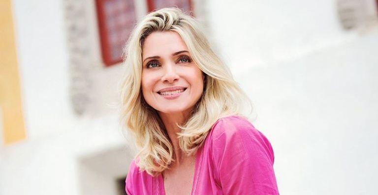 De maiô, Leticia Spiller coloca bumbum para jogo e encanta