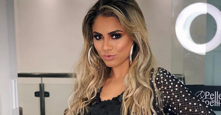 Lexa aparece quase nua em avenida famosa de Nova Iorque