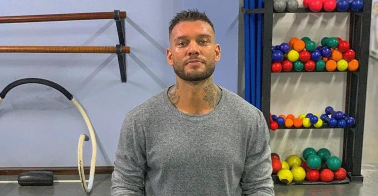 Após clique descontraído, Lucas Lucco é criticado na web: ”Está horroroso”