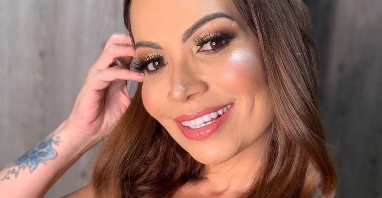 Com clique apaixonado, Solange Almeida anuncia chegada