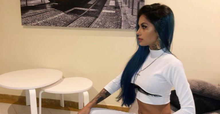 Tati Zaqui surge seminua com cabelo curto e fãs comentam: ”Não creio”