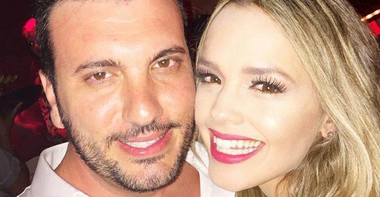 Thaeme Mariôto compartilha momento com o marido embaixo das cobertas