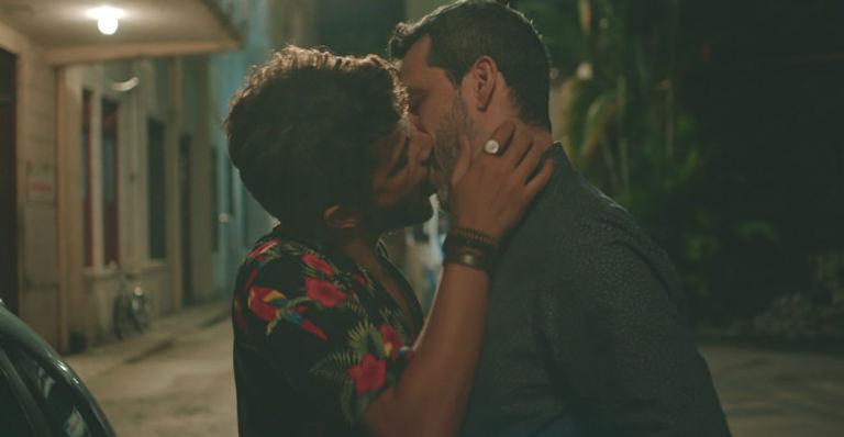 Ator comenta cena de beijo gay em ‘Sob Pressão’: ‘Essas relações existem desde que o mundo é mundo’