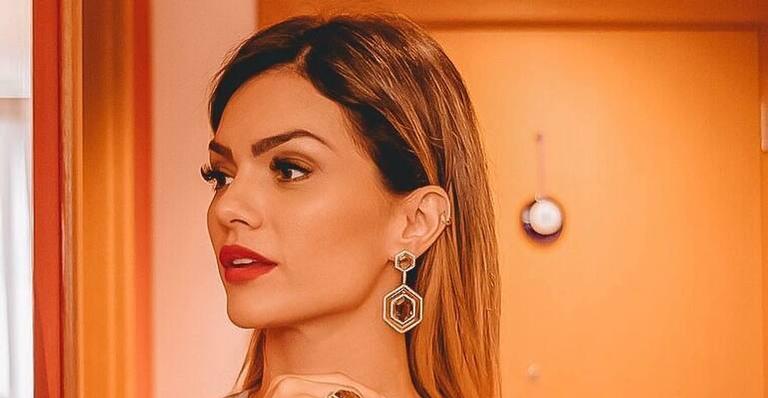 Em aeroporto, Kelly Key surge cansada ao lado do filho e faz desabafo sobre a maternidade