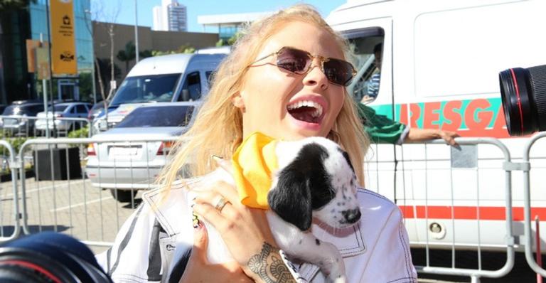 Após polêmica, Luísa Sonza marca presença em evento de adoção em São Paulo