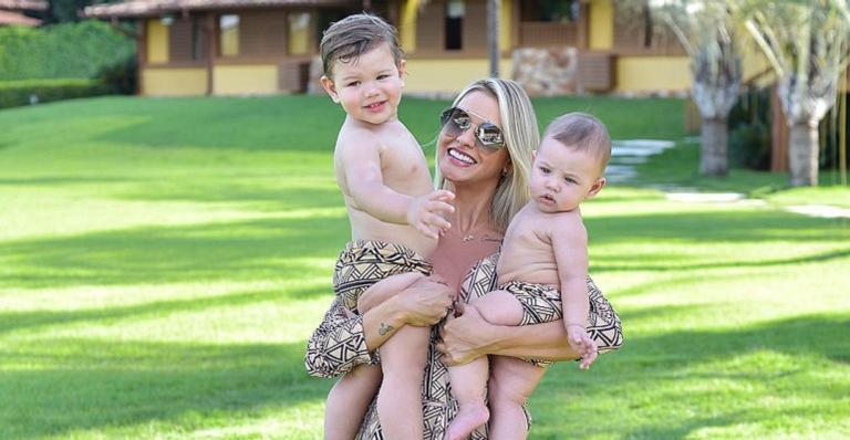 Andressa Suita encanta internautas com herdeiro soltando a voz com música infantil