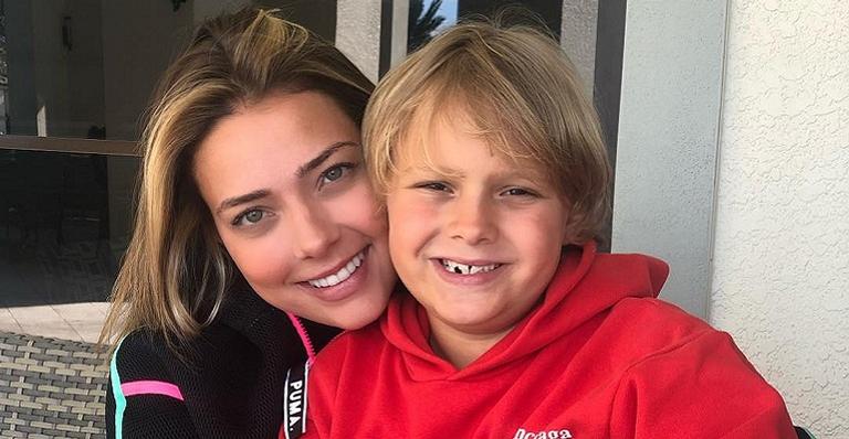 Rafaella Santos presenteia ex-cunhada Carol Dantas com despedida de solteira