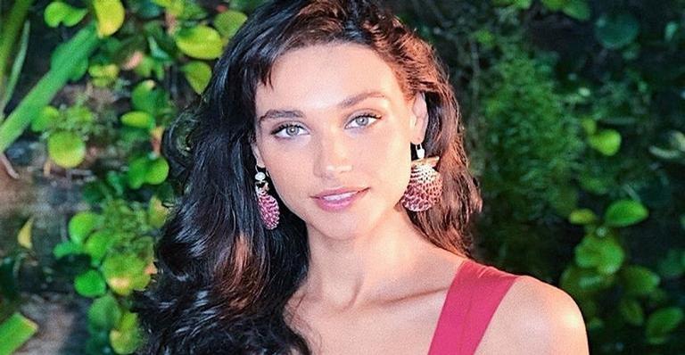 Após beijar uma mulher, Débora Nascimento aparece sorridente e é questionada: ”Beijou mesmo?”