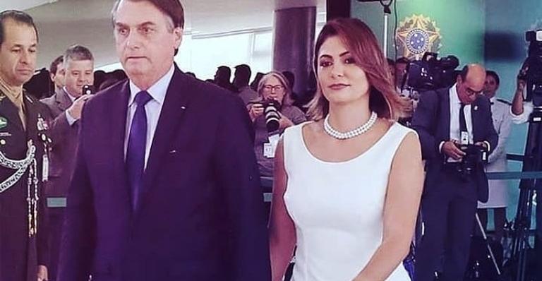 Jair Bolsonaro curte casamento do filho ao lado da esposa