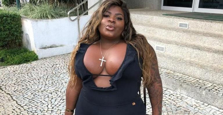 Jojo Todynho choca a web ao surgir sem sutiã em look transparente: ”Me inspirei na novela”