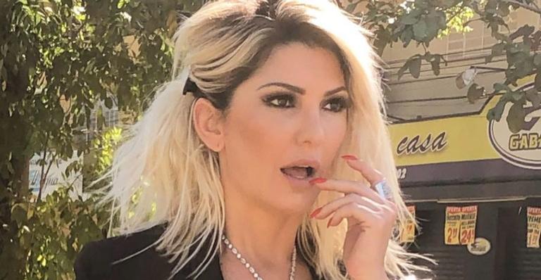 Lady Fontenelle põe bumbum pra jogo em praia e internautas a acusam de exagerar no Photoshop