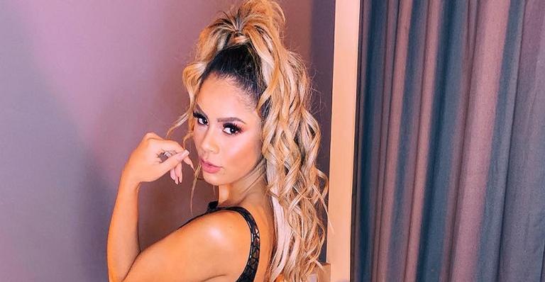 Com decote exuberante, Lexa prestigia show de Simone e Simaria