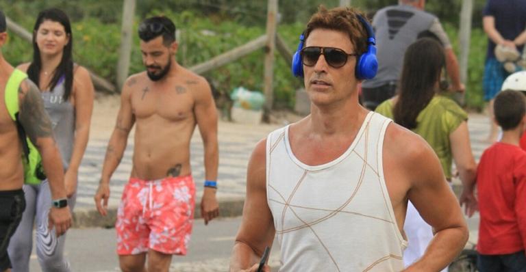 Reynaldo Gianecchini esbanja boa forma durante corrida em Ipanema