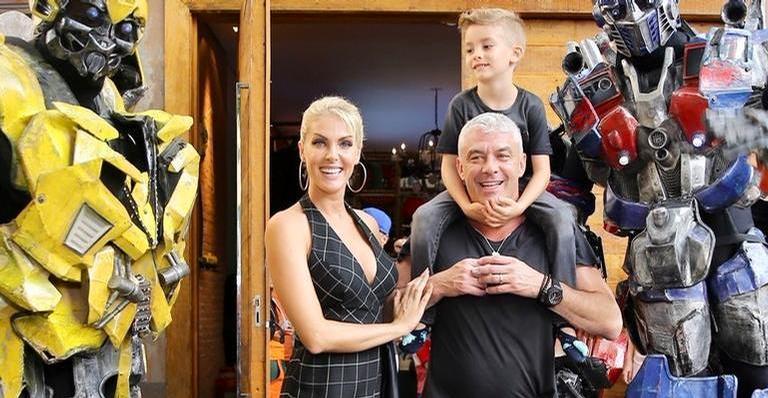 Ana Hickmann curte final de semana com a família no campo