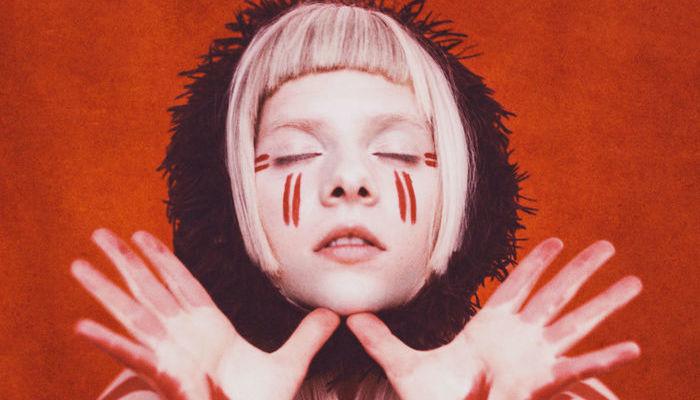 A cantora Norueguesa, Aurora, promete conquistar o público com a sua música mística e alternativa