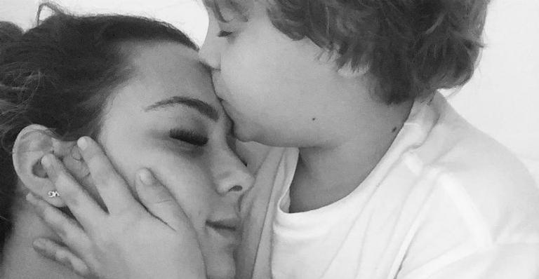 Carol Dantas chora com homenagem do filho na despedida de solteira