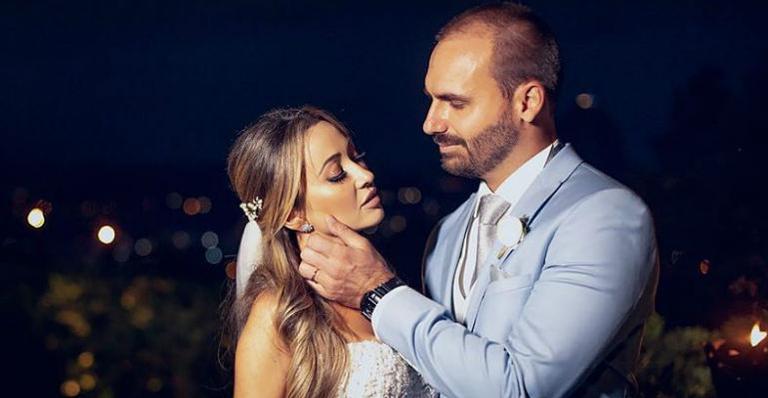 Eduardo Bolsonaro usa prendedor de gravata polêmico em formato de arma no seu casamento