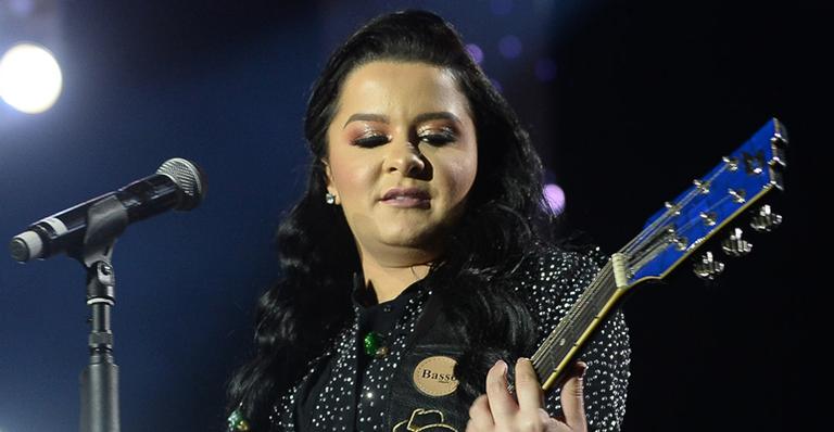Maraisa investe em look com cristais em festival sertanejo