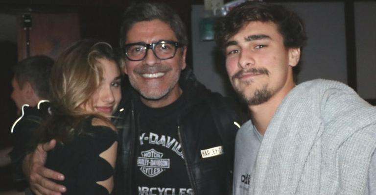 Sasha Meneghel prestigia peça de teatro do padrasto, Junno Andrade