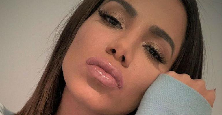 Anitta muda o visual e clareia os fios para as férias