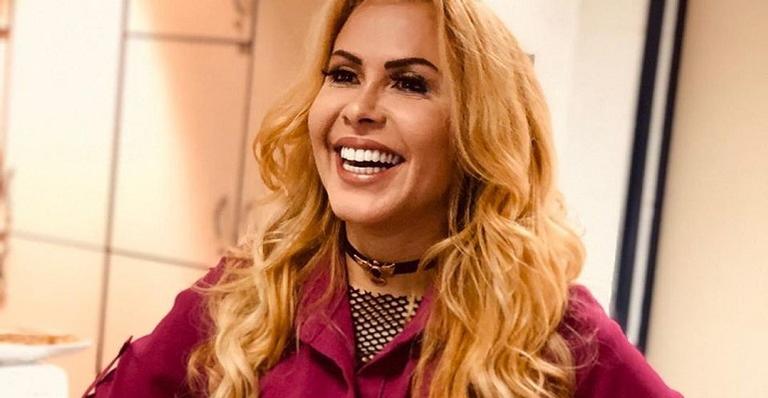 Ao lado de Karina Bacchi, Joelma rouba atenção com figurino inusitado durante programa de TV