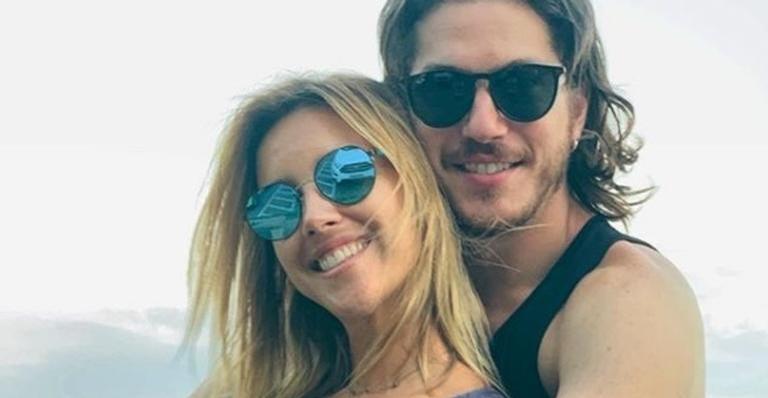 Grávida? Cris Dias publica foto com mão na barriga e legenda suspeita, ao lado de Caio Paduan