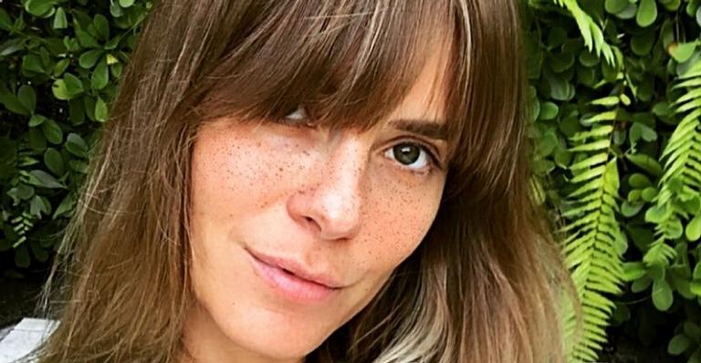 De férias na Jamaica, Carolina Dieckmann surpreende com clique de topless
