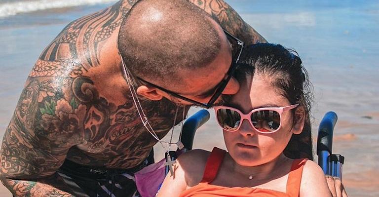 Jurado do MasterChef, Henrique Fogaça, emociona seguidores com foto da filha: ”Superação”