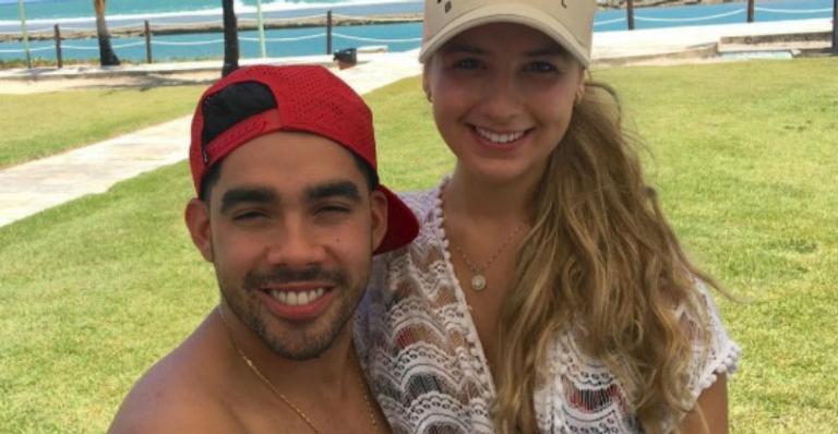 Namorada de Gabriel Diniz se emociona no velório do cantor