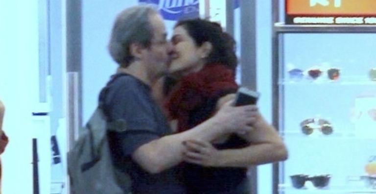 Letícia Sabatella é flagrada aos beijos com Daniel Dantas durante passeio