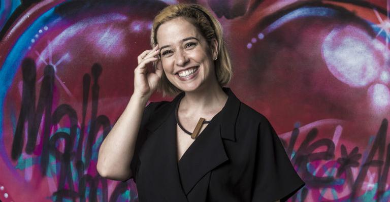 Paloma Duarte posa ao lado dos três filhos e semelhança impressiona